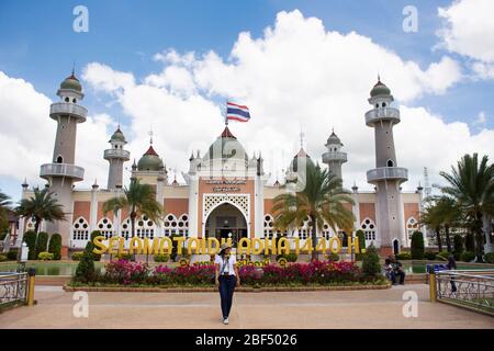 PATTANI, THAILAND - August 16 : Reisende thai Frauen Reise Besuch und Pose Portrait für Foto in der Zentralmoschee oder Masjid klang von Pattani bei sou Stockfoto