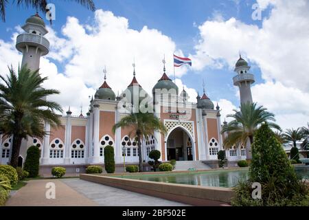 PATTANI, THAILAND - August 16 : Thailänder und ausländische Reisende reisen zu Besuch und respektieren beten in der Zentralmoschee oder Masjid klang von Pattani in sou Stockfoto