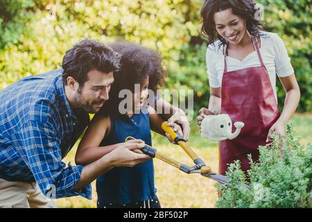 Glückliche Familie Urlaub Aktivität während des Aufenthalts zu Hause Eltern im Garten Garten mit Kindern. Stockfoto