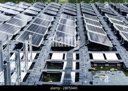 Floating Sonnenkollektoren oder Solarzellen Plattform auf dem Wasser See Teich für die Einsparung von Energie Technologie Innovation. Stockfoto