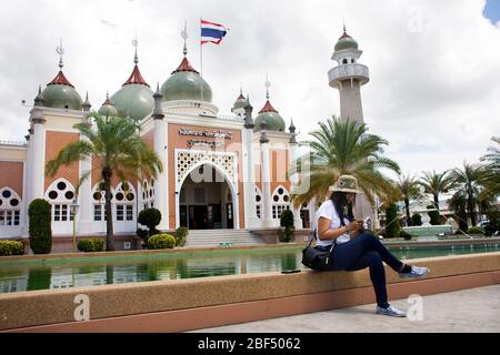 PATTANI, THAILAND - August 16 : Reisende thai Frauen Reise Besuch und Pose Portrait für Foto in der Zentralmoschee oder Masjid klang von Pattani bei sou Stockfoto