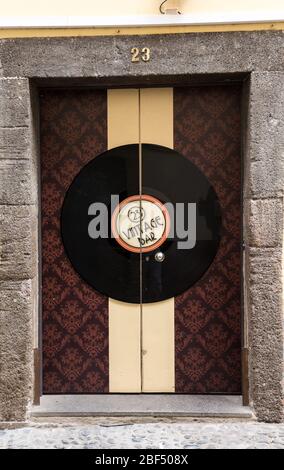 Funchal, Madeira, Portugal - 4. September 2016: Zone Velha - der älteste Bezirk, der für seine besten Restaurants und Cafés in Funchal berühmt ist. Madeira, Portu Stockfoto