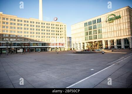 Berlin, Deutschland. April 2020. Der Alexanderplatz ist verlassen. Die Bundes- und Landesregierungen haben sich auf eine allmähliche Lockerung der Beschränkungen während der Corona-Krise geeinigt. Kleinere Geschäfte mit einer Verkaufsfläche von bis zu 800 Quadratmetern werden wieder geöffnet. Kredit: Carsten Koall/dpa/Alamy Live News Stockfoto