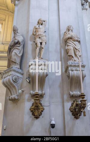 Skulpturen von Heiligen in der Metropolitankathedrale Mariä Himmelfahrt in Palermo, Hauptstadt der autonomen Region Sizilien, Italien Stockfoto