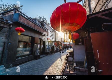 Eines der Hutongs im Bereich der Qianmen Straße im Dashilan Bezirk von Peking, China Stockfoto