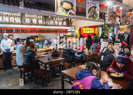 Food Court in Dashilan Commercial Street im Bereich der Qianmen Street im Dashilan District von Peking, China Stockfoto