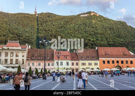 Gebäude auf Piata Sfatului - Ratsplatz in Brasov, dem Verwaltungszentrum der Brasov County, Rumänien, Blick mit Tampa Berg im Hintergrund Stockfoto