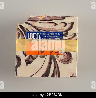 Wandseite. Zwei vertikale Rechtecke, dreiundzwanzig Fliesen hoch. A) neun Fliesen breit oben; sieben Fliesen breit unten. B) zehn und eine Hälfte Fliesen breit.Arabeske Design des Laubes. A) mit zentrierter Figur der Gerechtigkeit unter einem Baldachin. B) mit zentrierter Urne. Stockfoto