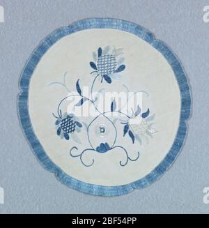 Doily. Pflanzenformen mit drei exotischen Blüten in einem gekerbten Kreis in zwei Blautönen auf weißem Hintergrund. Das anfängliche „D“ erscheint in der Mitte in einer radähnlichen Form. Stockfoto