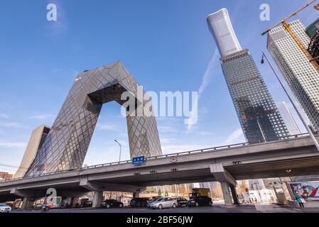 CMG Headquarters auch CCTV Headquarters Office Skyscraper genannt im zentralen Geschäftsviertel von Peking, China, Blick mit übergroßem CITIC Tower Stockfoto