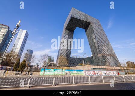 CMG Headquarters auch als CCTV Headquarters Office Skyscraper im zentralen Geschäftsviertel von Peking, China, genannt, Fortune Financial Center Tower auf der linken Seite Stockfoto