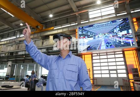 Peking, 5. Mai. April 2020. Ein Mitarbeiter arbeitet mit einem Augmented Reality (AR)-Gerät in einem allgemeinen Montage- und Fertigungszentrum der Commercial Aircraft Corporation of China Ltd. (COMAC) in Shanghai, Ostchina, 5. Mai 2018. ZU DEN XINHUA SCHLAGZEILEN VOM 17. APRIL 2020. Kredit: Ding Ting/Xinhua/Alamy Live News Stockfoto