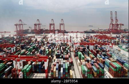 Peking, Yangshan Hafen in Shanghai. April 2020. Das Foto vom 17. Mai 2018 zeigt einen Containerhafen des Yangshan Hafens in Shanghai, Ostchina. ZU DEN XINHUA SCHLAGZEILEN VOM 17. APRIL 2020. Kredit: Fang Zhe/Xinhua/Alamy Live News Stockfoto