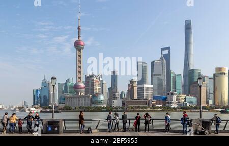 Peking, 6. Januar. April 2020. Touristen bewundern die Skyline von Lujiazui am Bund in Shanghai, Ostchina, 6. Januar 2020. ZU DEN XINHUA SCHLAGZEILEN VOM 17. APRIL 2020. Kredit: Wang Xiang/Xinhua/Alamy Live News Stockfoto