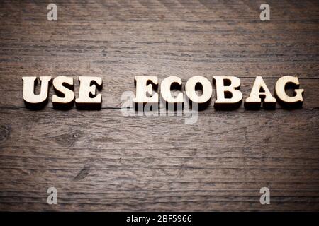 Verwenden Sie Ecobag Text auf einem Holztisch. Stockfoto