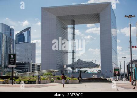 Paris, Frankreich. April 2020. Das Geschäftsviertel La Defense wird während der Sperrung gesehen, um die Ausbreitung von COVID-19 in Paris, Frankreich, am 16. April 2020 zu bremsen. Einen Monat nach der Inhafktion eines nationalen Haftbezuges bleibt die Coronavirus-Epidemie in Frankreich "dynamisch" und fordert 17,920 Todesfälle, sagte ein Gesundheitsbeamter am Donnerstag. Kredit: Aurelien Morissard/Xinhua/Alamy Live News Stockfoto