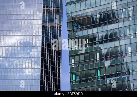 Paris, Frankreich. April 2020. Das Geschäftsviertel La Defense wird während der Sperrung gesehen, um die Ausbreitung von COVID-19 in Paris, Frankreich, am 16. April 2020 zu bremsen. Einen Monat nach der Inhafktion eines nationalen Haftbezuges bleibt die Coronavirus-Epidemie in Frankreich "dynamisch" und fordert 17,920 Todesfälle, sagte ein Gesundheitsbeamter am Donnerstag. Kredit: Aurelien Morissard/Xinhua/Alamy Live News Stockfoto