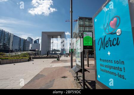 Paris, Frankreich. April 2020. Das Geschäftsviertel La Defense wird während der Sperrung gesehen, um die Ausbreitung von COVID-19 in Paris, Frankreich, am 16. April 2020 zu bremsen. Einen Monat nach der Inhafktion eines nationalen Haftbezuges bleibt die Coronavirus-Epidemie in Frankreich "dynamisch" und fordert 17,920 Todesfälle, sagte ein Gesundheitsbeamter am Donnerstag. Kredit: Aurelien Morissard/Xinhua/Alamy Live News Stockfoto