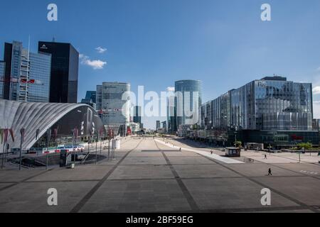 Paris, Frankreich. April 2020. Das verlassene Geschäftsviertel La Defense wird während der Sperrung gesehen, um die Ausbreitung von COVID-19 in Paris, Frankreich, am 16. April 2020 zu bremsen. Einen Monat nach der Inhafktion eines nationalen Haftbezuges bleibt die Coronavirus-Epidemie in Frankreich "dynamisch" und fordert 17,920 Todesfälle, sagte ein Gesundheitsbeamter am Donnerstag. Kredit: Aurelien Morissard/Xinhua/Alamy Live News Stockfoto