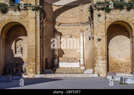 Überreste der mittelalterlichen Mutterkirche, die unserer Lieben Frau von Engeln gewidmet ist und vermutlich über einer Moschee und einem Venustempel in Salemi, Sizilien, Italien erbaut wurde Stockfoto