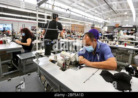 Los Angeles, USA. April 2020. Die Arbeiter stellen Gesichtsmasken in einer Gesichtsmaskenfabrik her, die während der COVID-19-Pandemie in der Stadt Vernon, Los Angeles County, Kalifornien, USA, am 16. April 2020 aus einer 16,000 Quadratmeter großen Schürzenfabrik umgestaltet wurde. Kredit: Xinhua/Alamy Live News Stockfoto