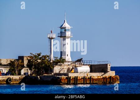 Der Leuchtturm am Eingang zur Bucht von Jalta. Krim. Russland. Stockfoto