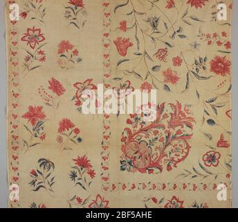 Abdeckung. Breite Bordüre auf zwei Seiten mit einem geformten Medaillon in der inneren Ecke. Polychrome auf Weiß.auf einem weißen Feld, in abtrennter Anordnung, frei gezeichnete Blume sprüht in Rottönen auf zarten braunen Stielen, mit Laub jetzt blau. Stockfoto