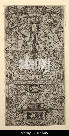 Ornament Panel mit Mars. Vertikales Rechteck voll mit symmetrischen Groteske dekoriert. Oben Kameoprofile und Pferde. Unten ein kleiner Kampffries und ein Paar gefesselte Gefangene. Stockfoto