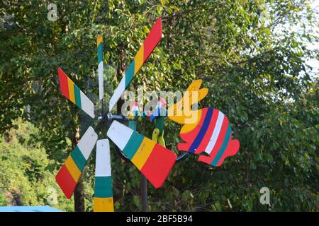 Bunte hölzerne Windturbinen, wählen Sie Fokus mit geringer Schärfentiefe Stockfoto