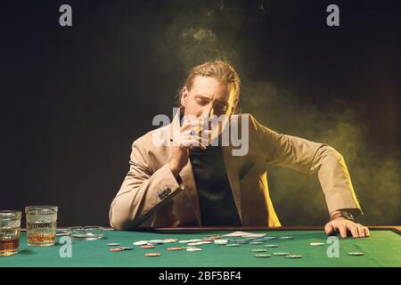 Junger Mann, der im Casino spielt Stockfoto