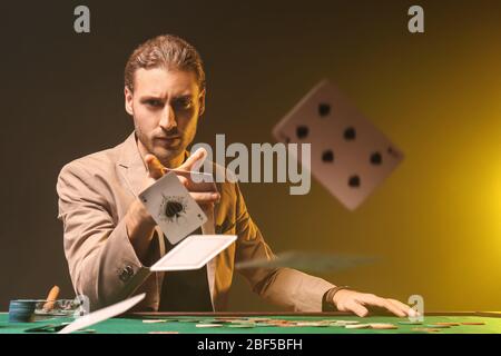 Junger Mann, der im Casino spielt Stockfoto