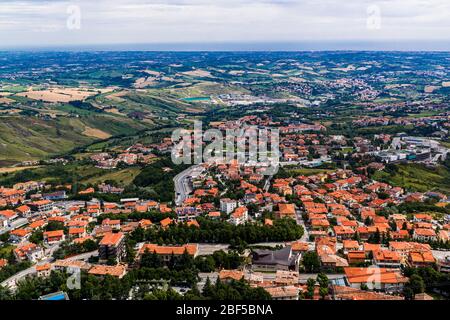 Panorama-Blick aus der Luft auf San Marino Stadt vom Berg. Stockfoto