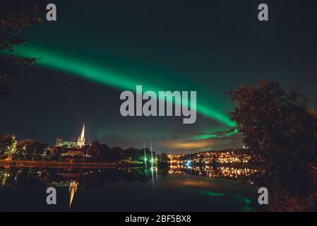 Die Nordlichter (Aurora Borealis) sind über der Nidaros-Kathedrale im Zentrum von Trondheim in Nordnorwegen aktiv. Stockfoto