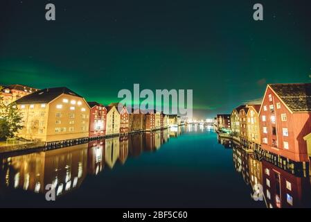 Die Nordlichter (Aurora Borealis) sind über dem Bakklandet-Viertel im Zentrum von Trondheim in Nordnorwegen aktiv. Stockfoto