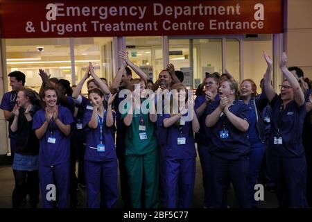 London, Großbritannien. April 2020. Medizinische Mitarbeiter applaudieren vor Chelsea und Westminster Hospital während des wöchentlichen Klatschs für den NHS (National Health Service) in London, Großbritannien am 16. April 2020. Kredit: Tim Ireland/Xinhua/Alamy Live News Stockfoto