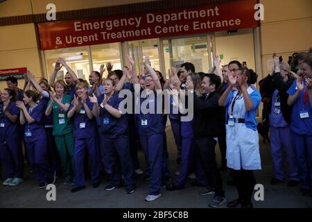 London, Großbritannien. April 2020. Medizinische Mitarbeiter applaudieren vor Chelsea und Westminster Hospital während des wöchentlichen Klatschs für den NHS (National Health Service) in London, Großbritannien am 16. April 2020. Kredit: Tim Ireland/Xinhua/Alamy Live News Stockfoto