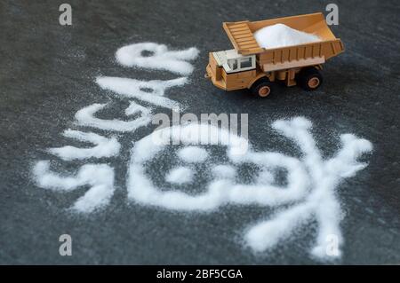 Modell des großen Bergbau Muldenkipper mit Schädel aus weißem Zucker Stockfoto