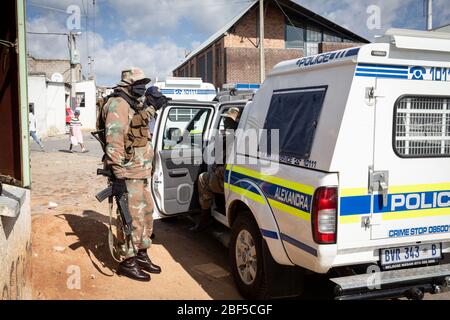 Johannesburg, Südafrika. April 2020. Militär- und Polizeipersonal sind in Johannesburg, Südafrika, am 16. April 2020 im Einsatz. Südafrikas COVID-19-Todesfälle stiegen in 24 Stunden um 14, als das neuartige Coronavirus 99 weitere Menschen erkrankt, sagte Gesundheitsminister Zweli Mkhize am Donnerstag. Die Gesamtzahl der COVID-19 Fälle in dem Land hat 2,605 erreicht, sagte der Minister. Kredit: Yeshiel/Xinhua/Alamy Live News Stockfoto