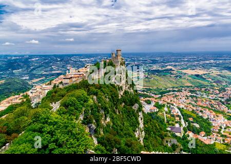 Republik San Marino Prima Torre Guaita erster Festungsturm mit Backsteinmauern auf dem Berg Titano Stein. Stockfoto