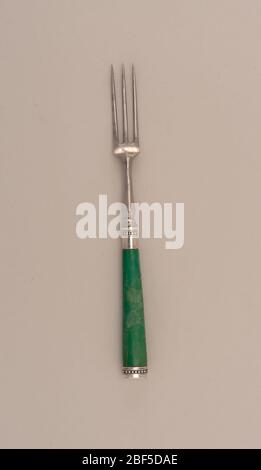 Gabel. Teil eines Satz von Messern und Gabeln ((1959-56-1-a/f), wobei a/d Messer sind, und e-f Gabeln).Gabel (e,f): Verjüngend, grün elfenbeinfarbener Griff mit Perlen Silber Kappe Terminal und Ferrule mit drei Zinken aus Stahl. Stockfoto