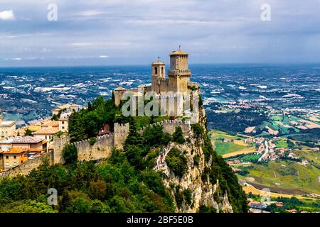 Republik San Marino Prima Torre Guaita erster Festungsturm mit Backsteinmauern auf dem Berg Titano Stein. Stockfoto