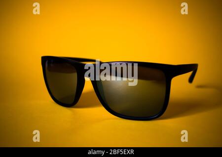 Schwarze Sonnenbrille auf gelbem Hintergrund Stockfoto