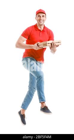 Springende Lieferung Mann mit Pizza auf weißem Hintergrund Stockfoto