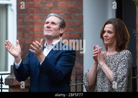 Kier Starmer und Frau klatschen für Betreuer April 2020 Stockfoto