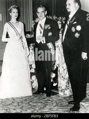 GRACE KELLY (1929-1982) amerikanische Filmschauspielerin als Prinzessin Grace von Monaco mit Ehemann Prinz Ranier und König Farouk von Ägypten rechts 1956 Stockfoto