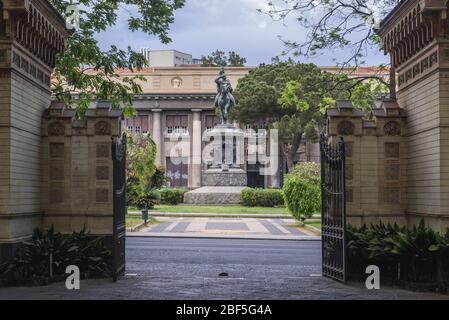 Blick von Giardino Bellini auch Villa Bellini auf Umberto I Denkmal auf der Piazza Roma in Catania, der zweitgrößten Stadt der Insel Sizilien in Italien Stockfoto