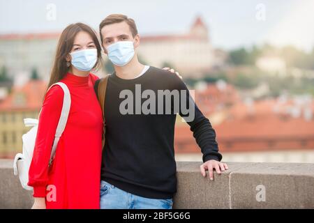 Glückliches Touristenpaar, das auf der Karlsbrücke in Prag unterwegs ist Stockfoto