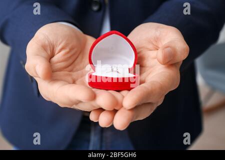 Mann-Haltebox mit Verlobungsring, Nahaufnahme Stockfoto