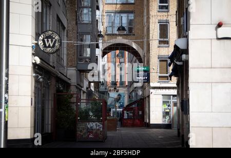 Dublin, Irland - 19. April 2020: Das italienische Viertel, in dem normalerweise Touristen und Einheimische leben, liegt aufgrund von Sperrbeschränkungen leer. Stockfoto