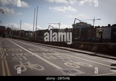 Dublin, Irland - 6. April 2020: Die normalerweise belebten Kais der Stadt sind aufgrund der Sperrbeschränkungen von Covid-19 praktisch leer. Stockfoto